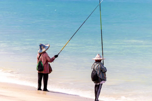 Geleneksel balıkçılar Bangtao Phuket 'teki Adaman Denizi kıyısında.