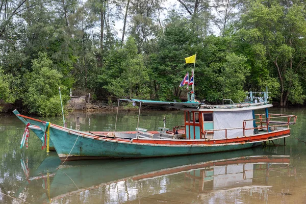 Tayland eski balıkçı teknesi