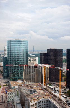 Paris 'te hava manzarası, bulutlu bir günde La Dfense 