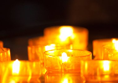 Mainz, Almanya 'da bir Katolik kilisesinde mum yakmak.