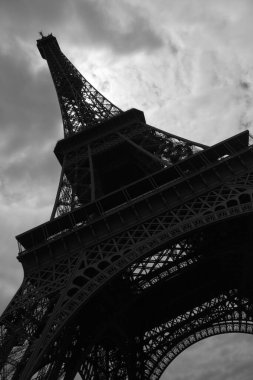 Eyfel Kulesi, Siyah ve Beyaz, Bulutlu Gökyüzü, Paris Merkezi, Fransa