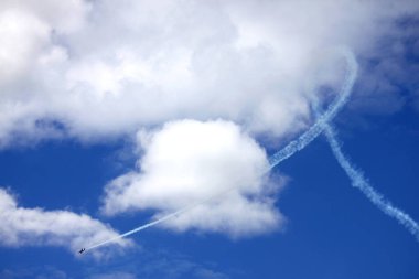 Mavi gökyüzünde uçan uçak görüntüsü