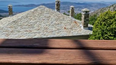 Yunanistan 'ın orta kesimindeki Pelion Dağı' ndaki geleneksel Yunan köyü Makrinitsa 'dan Volos sahil kenti manzarası