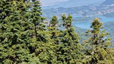 Yunanistan 'ın Thessaly kentindeki Panagia Pelekiti Manastırı, Plastiras Gölü' nün balkonundan manzara