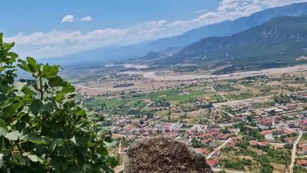 Kalambaka Stad Gezien Vanuit Meteora Verbazingwekkende Zandstenen Formaties Die Orthodoxe — Stockvideo