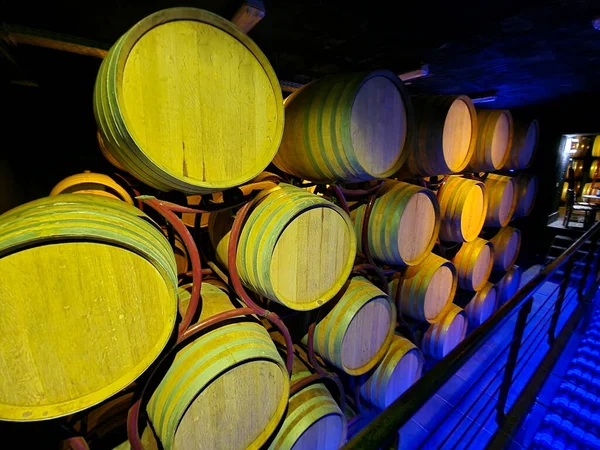 希腊的老酒窖 在酒厂里放光了堆放的橡木桶 — 图库照片