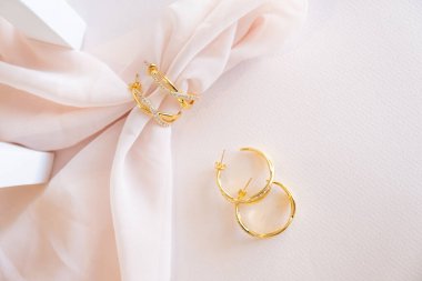 Pembe arka planda Hoop küpeleri. Peyzaj.