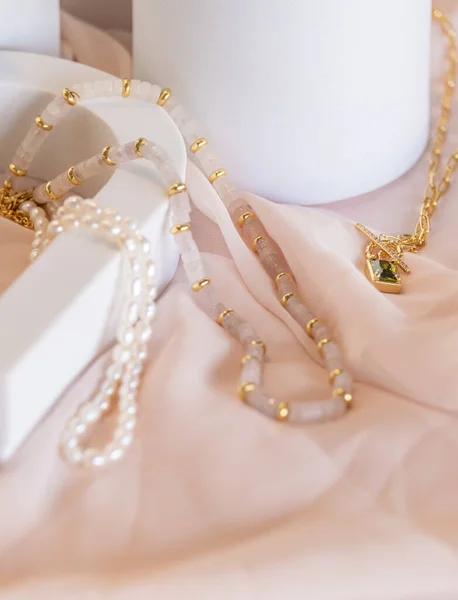 Vacker Flicka Smycken Tillbehör Pärla Peridot Och Rosa Kvarts Halsband — Stockfoto