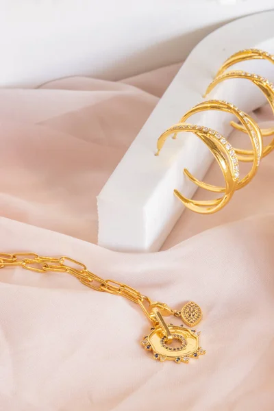 Vackra Flicka Smycken Tillbehör Inklusive Örhängen Och Ett Halsband Displayen — Stockfoto