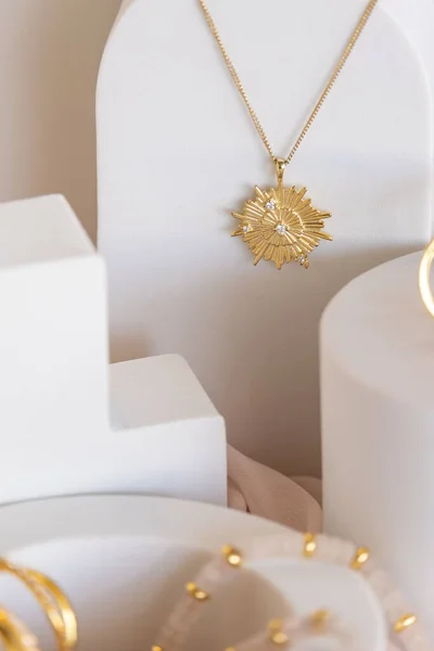 Eleganta Gyllene Halsband Och Andra Tillbehör Flicka Smycken Display Står — Stockfoto