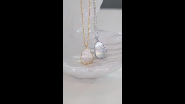 Colliers Perles Chaîne Dorée Argentée Sur Fond Blanc — Video