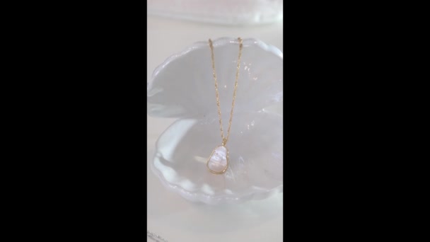 Colliers Perles Chaîne Dorée Argentée Sur Fond Blanc — Video