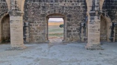 Kıbrıs Rum Kesimi 'nin ıssız Ayios Sozomenos kasabasındaki Aziz Mamas Gotik Kilisesi kalıntıları ve çevresi