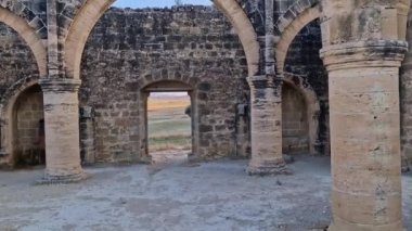 Kıbrıs Rum Kesimi 'nin ıssız Ayios Sozomenos kasabasındaki Aziz Mamas Gotik Kilisesi kalıntıları ve çevresi