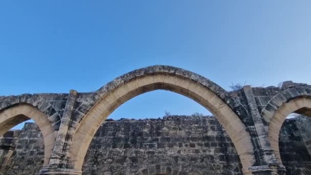 塞浦路斯Ayios Sozomenos荒无人烟的村庄的圣玛马斯哥特式教堂废墟及其周围环境 — 图库视频影像