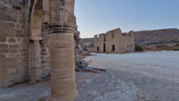 塞浦路斯Ayios Sozomenos荒无人烟的村庄的圣玛马斯哥特式教堂废墟及其周围环境 — 图库视频影像