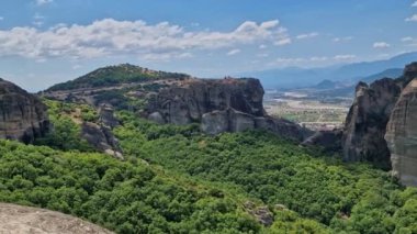 Yunanistan 'daki Teselya' da Ortodoks Hıristiyan manastırlarına ev sahipliği yapan muhteşem Meteora kaya oluşumlarına bakan çocuk