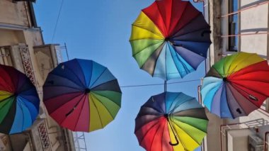 Trikala, Yunanistan - 22 Temmuz 2022: Apollonos Caddesi, Yunanistan 'ın Trikala kentindeki Umbrella Caddesi