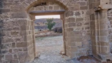 Kıbrıs Rum Kesimi 'nin ıssız Ayios Sozomenos kasabasındaki Aziz Mamas Gotik Kilisesi kalıntıları ve çevrelerine bir göz at