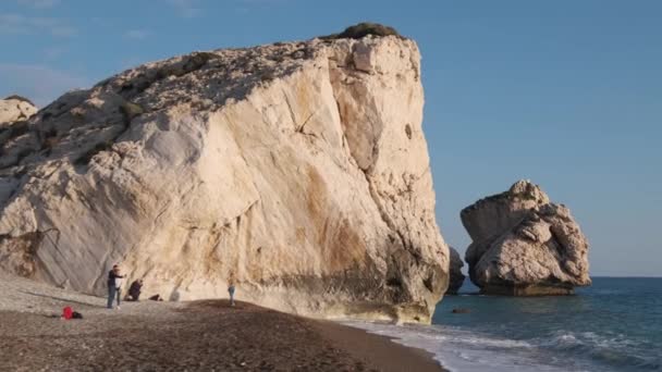 人々は自分自身を楽しみ キプロスのパフォスでペトラ ロミウ周辺のビーチで日没の写真を撮る アフロディーテのギリシャ神話発祥の地と考えられている — ストック動画