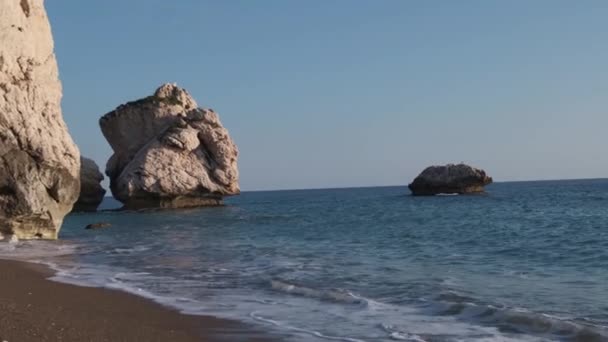 キプロスのパフォスにあるPetra Tou Romiou周辺のビーチ アフロディーテのギリシャ神話発祥の地と考えられている — ストック動画
