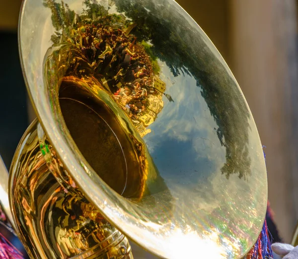 Belles Reflets Des Environs Dans Les Tubas Des Orchestres Philarmoniques — Photo