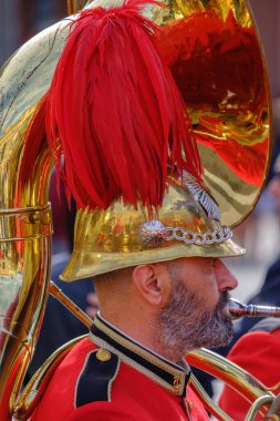 Korfu, Yunanistan - 15 Nisan 2023: Kutsal Cumartesi günü düzenlenen geleneksel ağıt töreninde güzel dekore edilmiş filarmoni müzisyeni