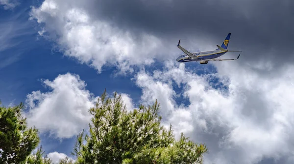 Corfù Grecia Aprile 2023 Ryanair Boeing 737 Decolla Sotto Nuvole — Foto Stock