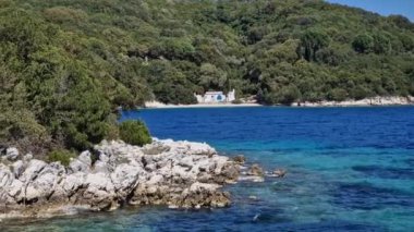 İyon Denizi 'ndeki Skorpios adası deniz manzarası. Yunanistan 'ın batı kıyısında Lefkada adasının doğusunda yer almaktadır..