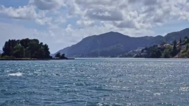 Pontikonisi veya fare adası ve Yunanistan 'ın Korfu kentindeki Vlacherna Kilisesi' nden ele geçirilen deniz manzarası