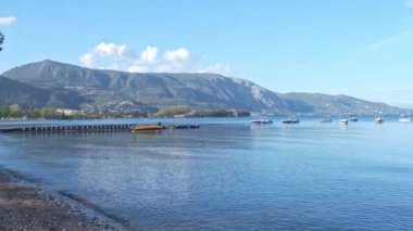 Yunanistan 'ın Korfu adasında sakin deniz ve kumlu plaj