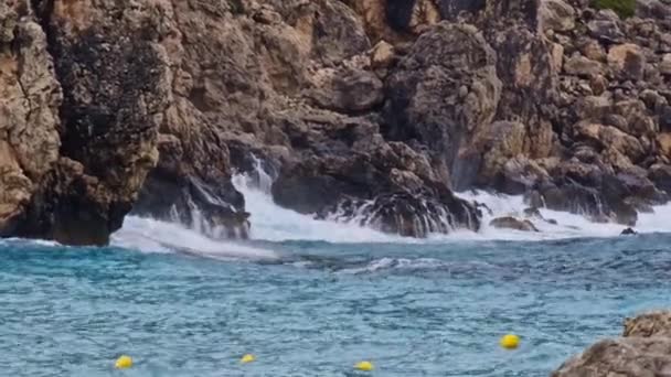 Onde Marine Colpiscono Rocce Una Giornata Tempestosa Paleokastritsa Corfù Grecia — Video Stock