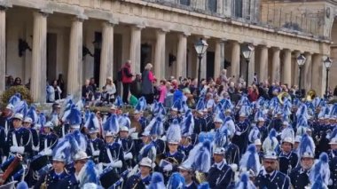 Korfu, Yunanistan - 15 Nisan 2023: Kutsal Cumartesi günü düzenlenen geleneksel ağıt töreninde güzel dekore edilmiş filarmoni müzisyenleri