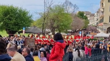 Korfu, Yunanistan - 15 Nisan 2023: Kutsal Cumartesi günü düzenlenen geleneksel ağıt töreninde güzel dekore edilmiş filarmoni müzisyenleri