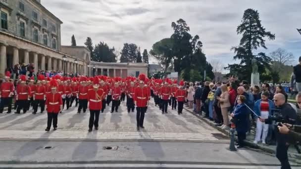 Korfu Grekland April 2023 Vackert Dekorerade Paraderande Filharmoniska Musiker Den — Stockvideo