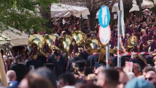 希腊科孚 2023年4月15日 在神圣的星期六举行的传统哀悼会上 装饰华丽的交响乐演奏者游行示威 — 图库视频影像