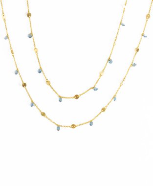 Beyaz zemin üzerinde mavi taşlar olan kolye