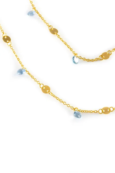 白色背景上的蓝宝石项链 — 图库照片