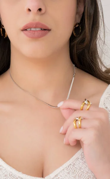 Uma Bela Jovem Mulher Usando Brincos Dourados Anéis Entrelaçados Colar — Fotografia de Stock