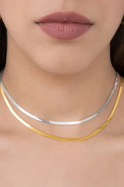 一个漂亮的年轻女子 戴着金耳环 银项链和金蛇项链 漂亮的情人节礼物 — 图库照片