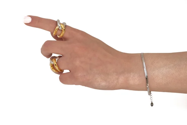 Γυναικείο Χέρι Που Φοράει Ασημένιο Βραχιόλι Snake Chain Και Interlocked — Φωτογραφία Αρχείου