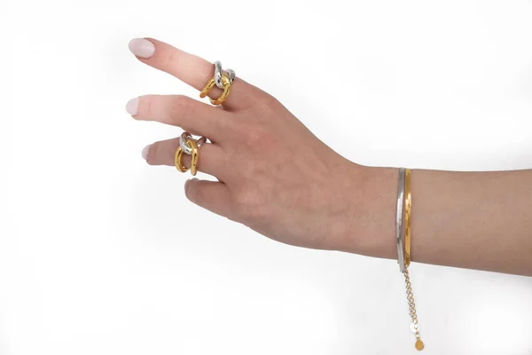 Kígyólánc Karkötőt Viselő Női Kéz Összekapcsolt Arany Ezüst Gyűrűk Fehér — Stock Fotó