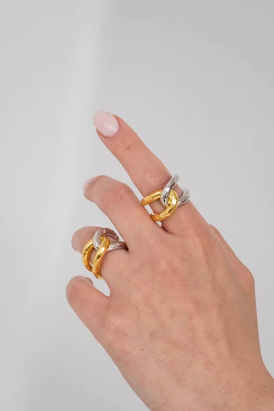 Gyönyörű Kéz Visel Összezárt Arany Ezüst Gyűrűk Meg Fehér Háttérrel — Stock Fotó