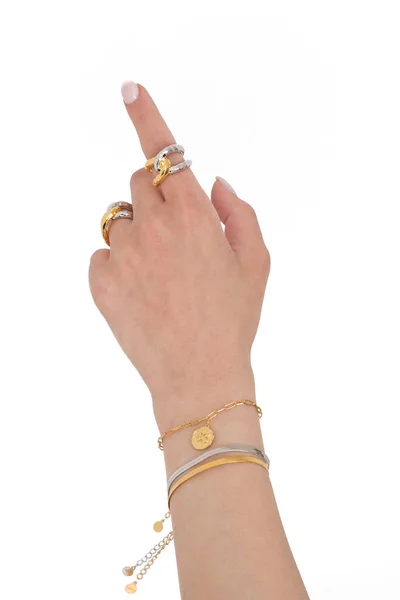 Női Kéz Pillangó Kígyólánc Karkötővel Összekapcsolt Arany Ezüst Gyűrűkkel Fehér — Stock Fotó