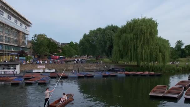 人々はケンブリッジ イギリス ケンブリッジのカム川で自分自身を楽しんでダイニング — ストック動画