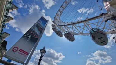 London Eye veya Millennium Wheel. Düşük açı görüntüsü.