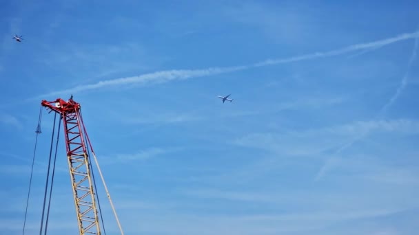 Avião Jato Helicóptero Parecem Voar Perto Outro Céus Azuis Sobre — Vídeo de Stock