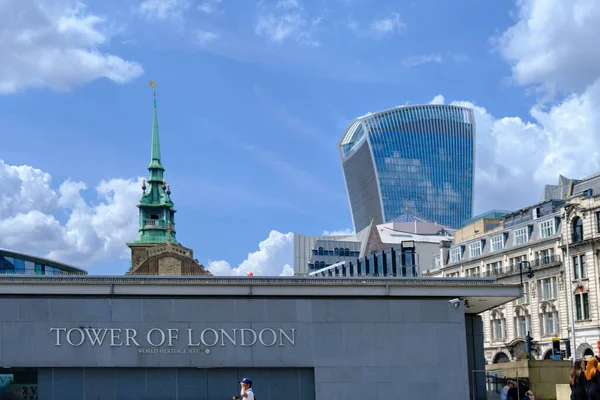 2023年6月22日 伦敦塔入口和伦敦东部的古典和现代建筑 — 图库照片