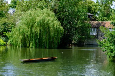 Cambridge, İngiltere 'deki River Cam' de bir tekne kendi kendine sürüklenir..