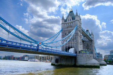 Londra 'yı Doğu Londra' daki Thames Nehri üzerindeki Southwark 'a bağlayan İkonik Kule Köprüsü.